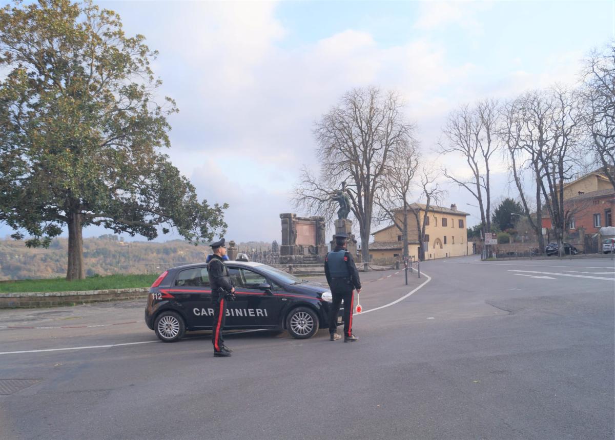 Montegabbione, sfonda la porta e aggredisce una famiglia straniera: arrestato 41enne