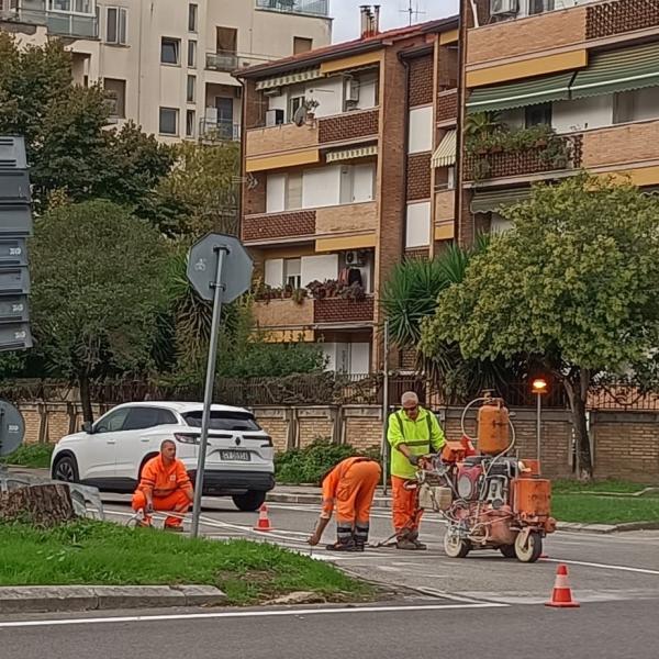 Dopo la macchina tappabuche a Terni arriva l’airspray e si rifà la segnaletica orizzontale