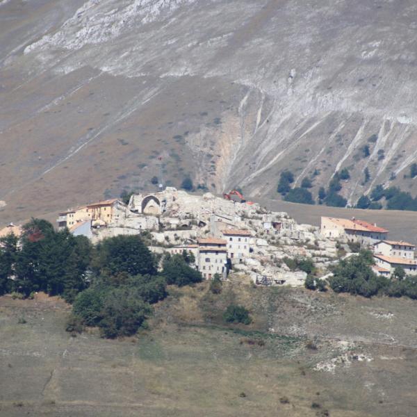 Riecco l’inverno: neve sui monti Sibilini. Innevato anche Castelluccio di Norcia