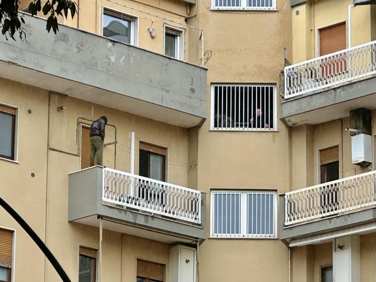 Terni, entra in casa dell’ex e minaccia il suicidio: arrestato