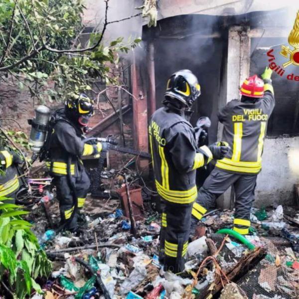 Terni, incendio a Città Giardino: a fuoco una casa disabitata occupata abusivamente