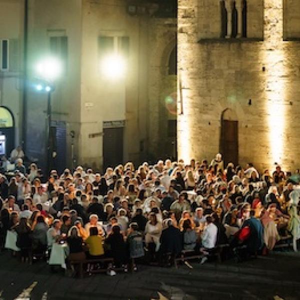 La Gaita San Giorgio scende in pista per il banchetto medievale di Bevagna