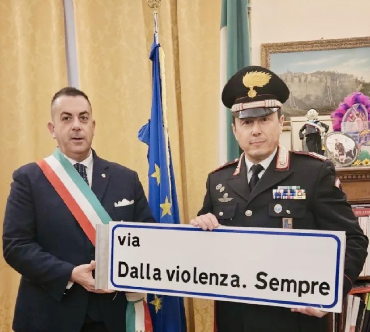 Todi, “Via dalla violenza. Sempre”. Ritrovato e restituito il cartello rubato il 25 novembre