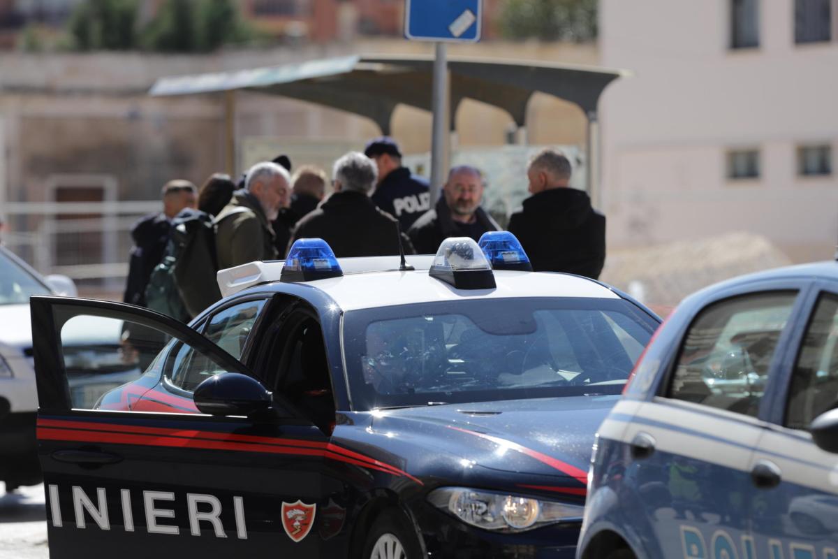 Fuggono a un posto di blocco sulla E45 ma vengono inseguiti e raggiunti da Polizia Stradale e Carabinieri