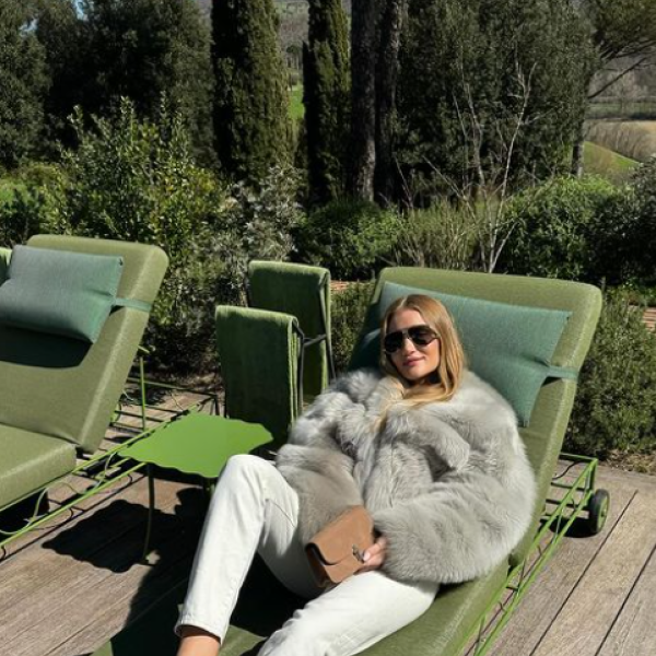 Rosie Huntington-Whiteley in Umbria: i look postati sui social