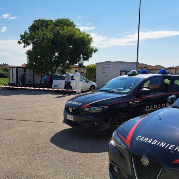 Bambina abbandonata in auto a Foligno, denunciata la madre di 48 anni