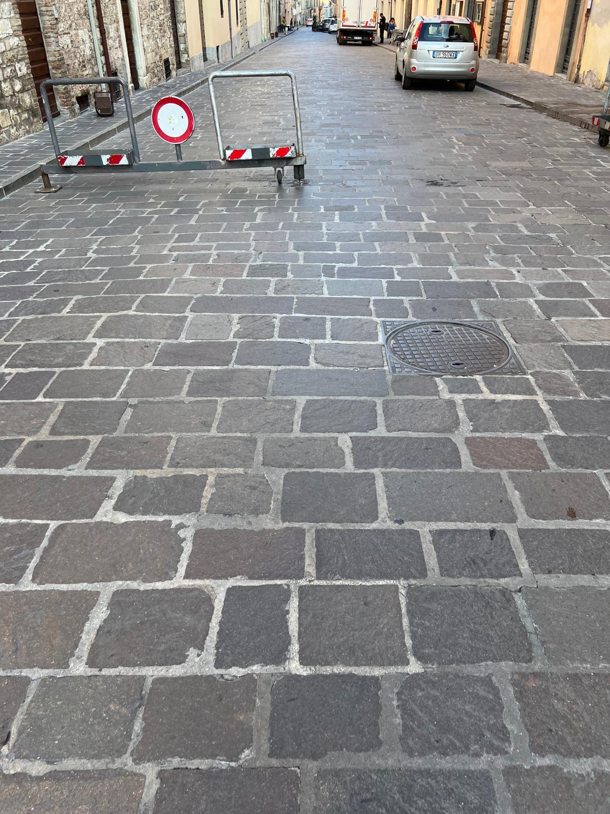 Gubbio: mancata riapertura del Corso e asfalto a freddo a Porta Metauro