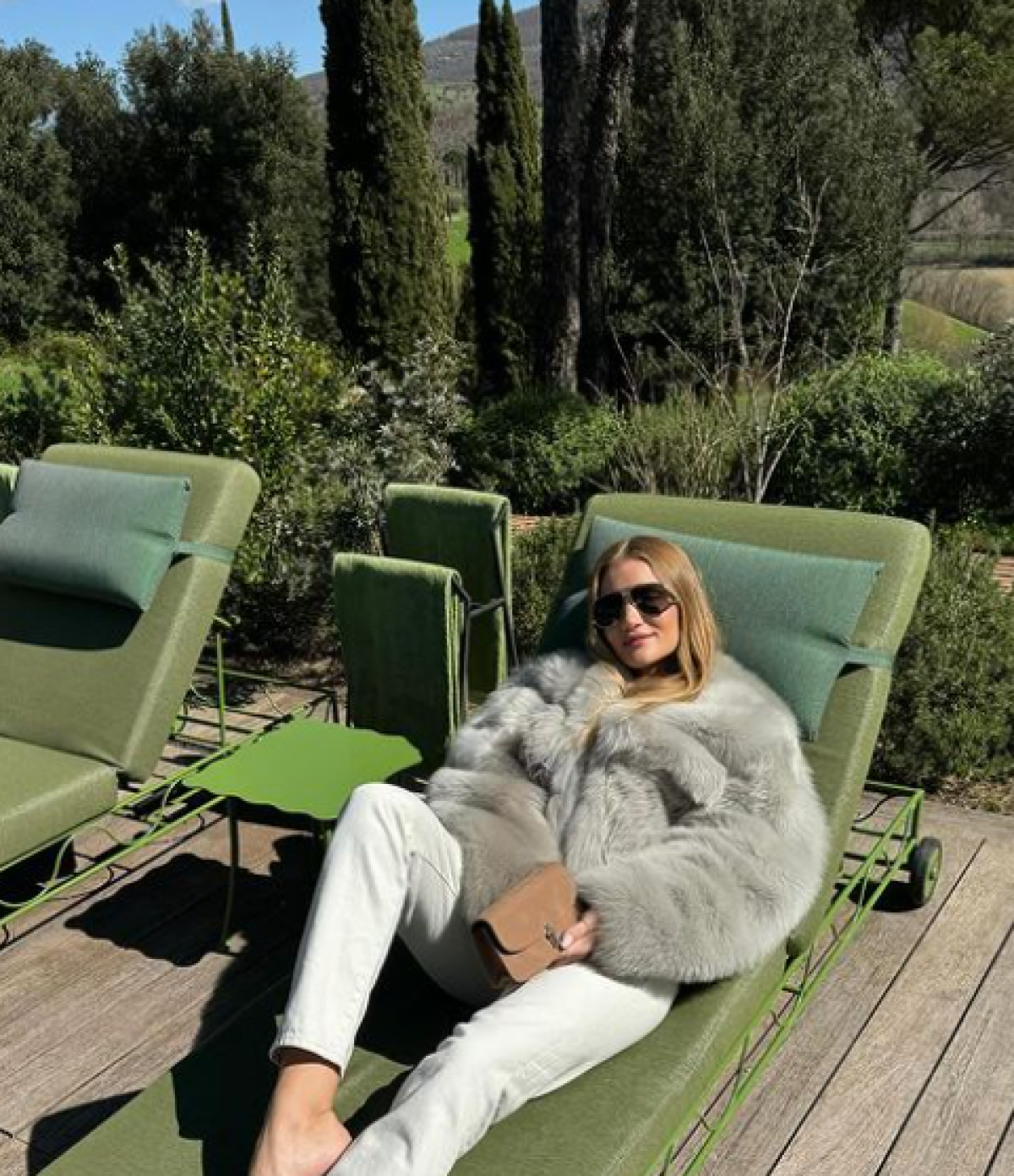 Rosie Huntington-Whiteley in Umbria: i look postati sui social