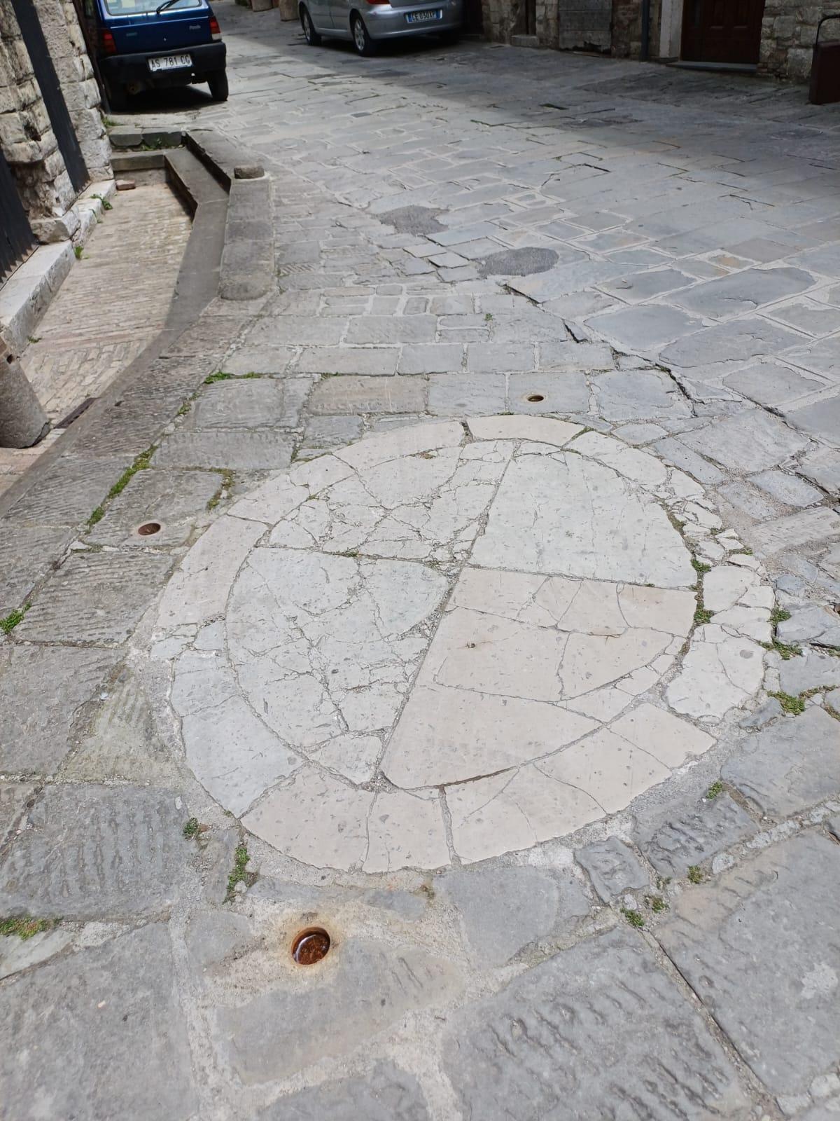 Il “pietrone” di Gubbio, antica pietra augurale, giunta fino a noi da un’epoca remota, rischia di venire distrutta dalle auto