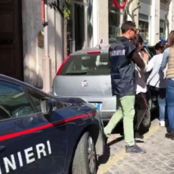 La ladra gentile, prima ti abbraccia poi ti borseggia. Le disavventure di due sessantenni di Terni