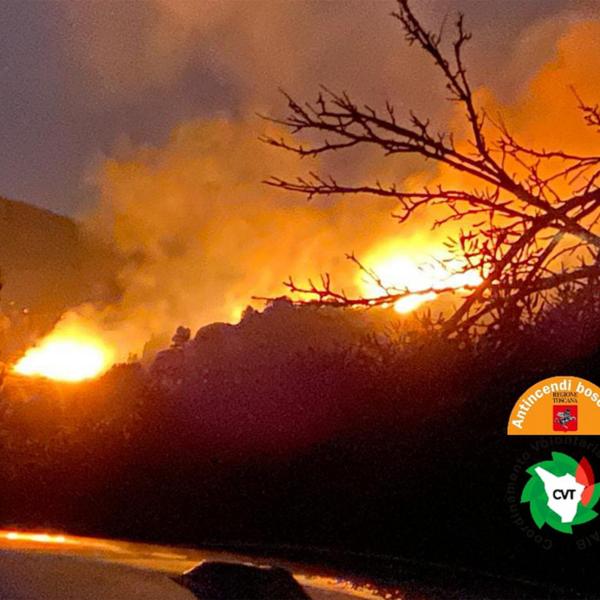 Paura ad Attigliano, un incendio brucia 50 ettari di terreno