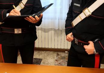 Sorpreso a spacciare si dà alla fuga. I Carabinieri lo inseguono, lui sbanda con l’auto e poi lo arrestano