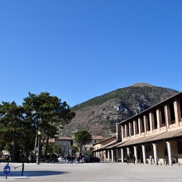 Ripresi i lavori di ristrutturazione di Piazza 40 Martiri a Gubbio tra disagi e critiche