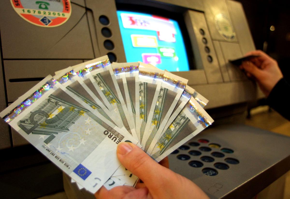 Scoperta truffa dei frontalini falsi sui bancomat: arrestato 27enne