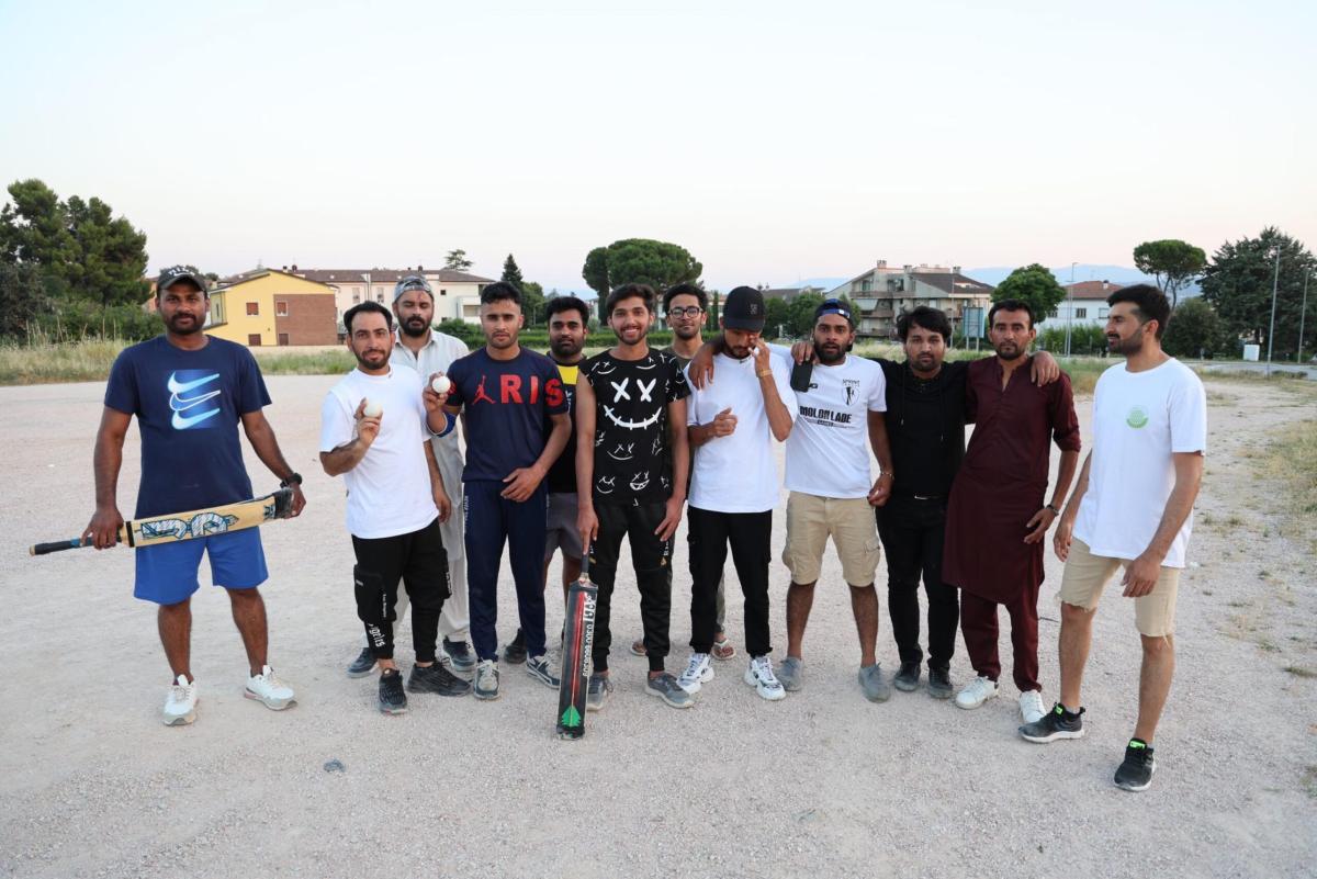 Cricket al tramonto su una piazza sterrata: succede a Foligno