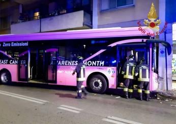 Bus sfonda un muro e rimane sospeso a mezz’aria nel parcheggio del centro commerciale Le Mura a Gubbio