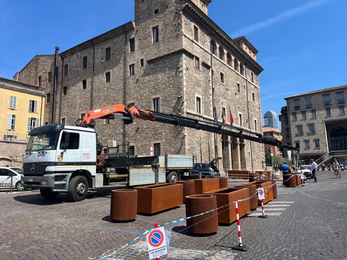 A Terni un corridoio d’acciaio per proteggere i pedoni davanti al Comune