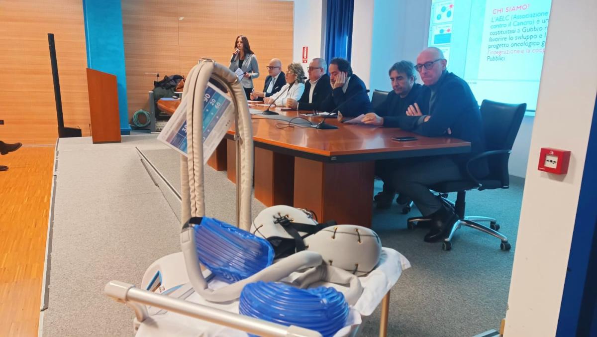 Donato casco refrigerante all’ospedale di Branca: un aiuto concreto per i pazienti oncologici