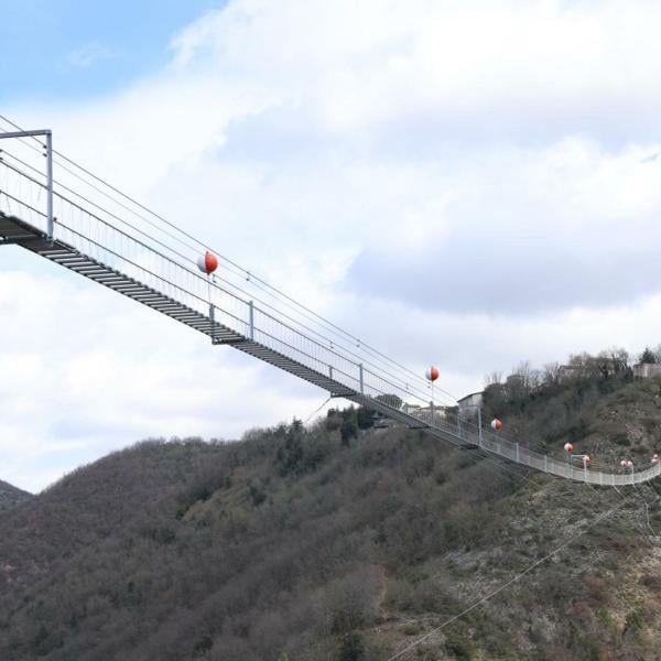 Sellano, l’inaugurazione del ponte più alto d’Europa è un successone: oltre 5 mila presenze nel primo weekend