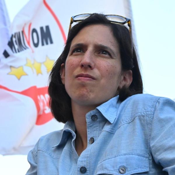 Elly Schlein firma a Perugia contro l’Autonomia Differenziata