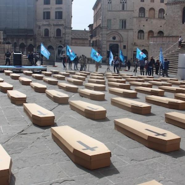 Flashmob della Uil in piazza IV novembre: 110 bare di cartone contro le morti sul lavoro e la testimonianza di Michela Sordini