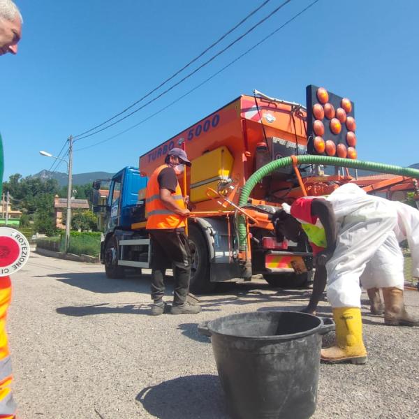 Tappabuche show a Terni, in azione la macchina asfaltatrice. E il sindaco Bandecchi esulta