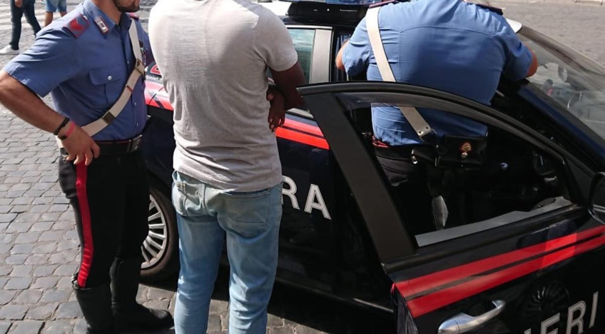 Terni, arrestato 25enne: nell’auto mezzo kg di hashish e 3mila euro