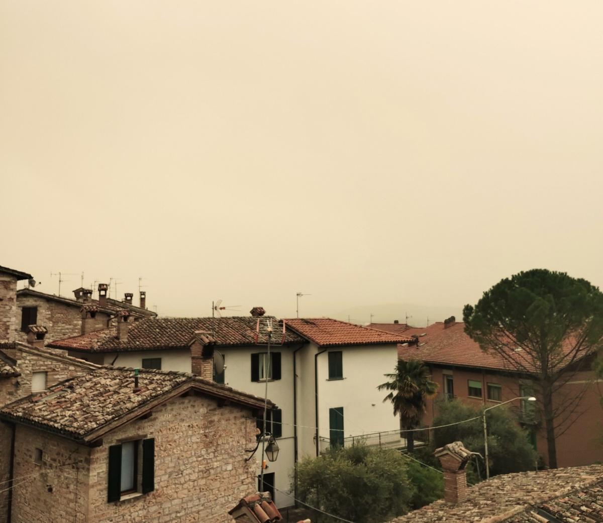 Cieli gialli in Umbria a causa  della sabbia proveniente dal deserto del Sahara