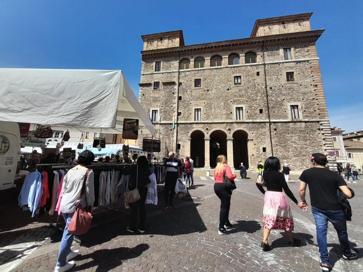 Il mercatino degli ambulanti di Forte dei Marmi fa il pienone a Terni