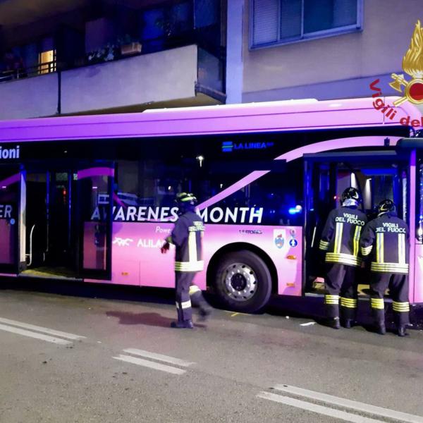 Bus sfonda un muro e rimane sospeso a mezz’aria nel parcheggio del centro commerciale Le Mura a Gubbio