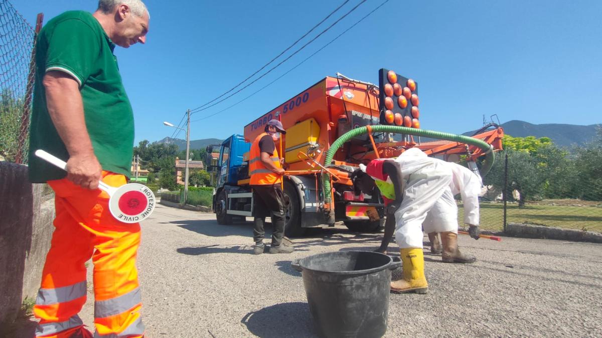 Tappabuche show a Terni, in azione la macchina asfaltatrice. E il sindaco Bandecchi esulta