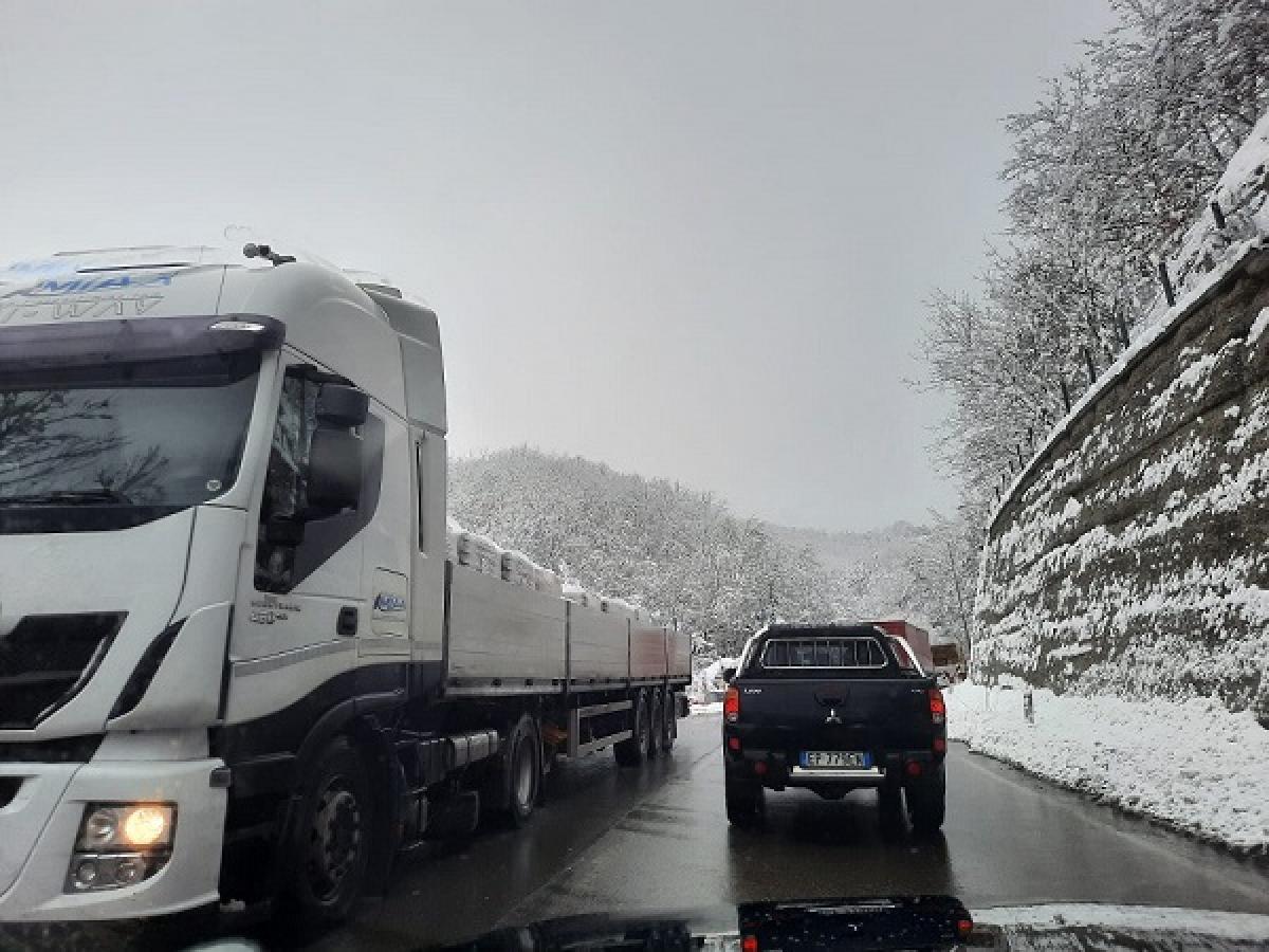 Nevicata a Gubbio: mezzi spargisale in azione e un salvataggio commovente a Montanaldo