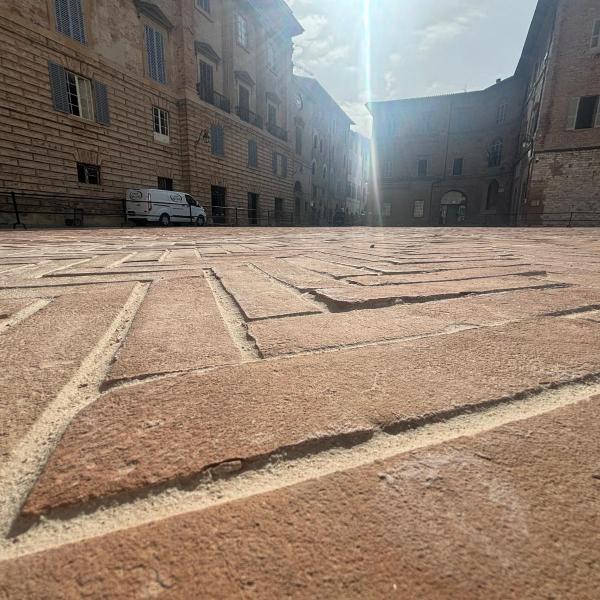 Gubbio trasformata in una “Cantieropoli” pre-elettorale. Problemi a Piazza Grande dopo il restauro. Il cimitero di Mocaiana impraticabile