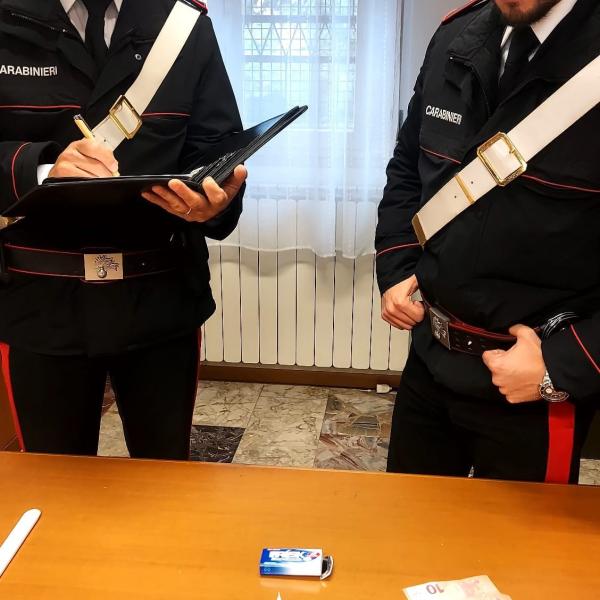 Sorpreso a spacciare si dà alla fuga. I Carabinieri lo inseguono, lui sbanda con l’auto e poi lo arrestano