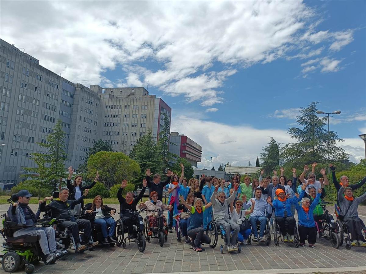 Sui passi di Francesco, in cammino per l’accessibilità e la pace: hanno fatto tappa all’Ospedale di Perugia i viaggiatori di Free Wheels