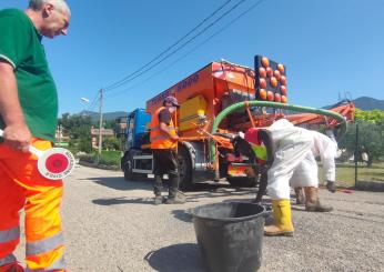 Tappabuche show a Terni, in azione la macchina asfaltatrice. E il sindaco Bandecchi esulta