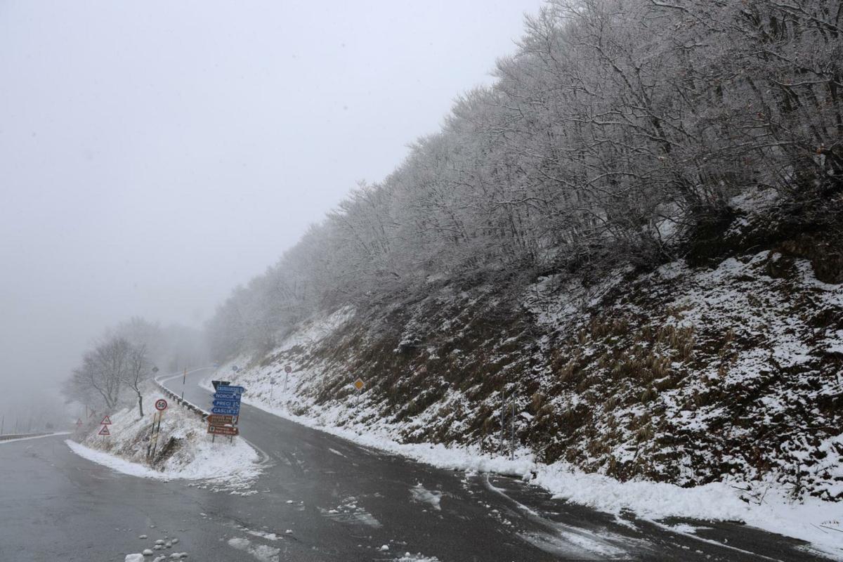 Umbria, non si fermano le nevicate di aprile: Polino è tutta bianca