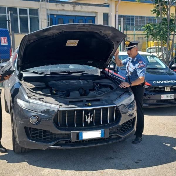 Va dai Carabinieri con una Maserati e viene denunciata