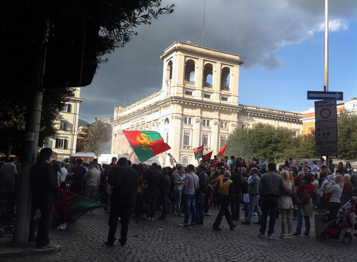 Terni, cartellone funerario con due giocatori come portantini: l’iniziativa