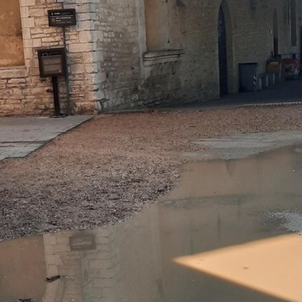 Gubbio nel mirino dei ladri, tra strade allagate per lavori in corso e scadente decoro urbano