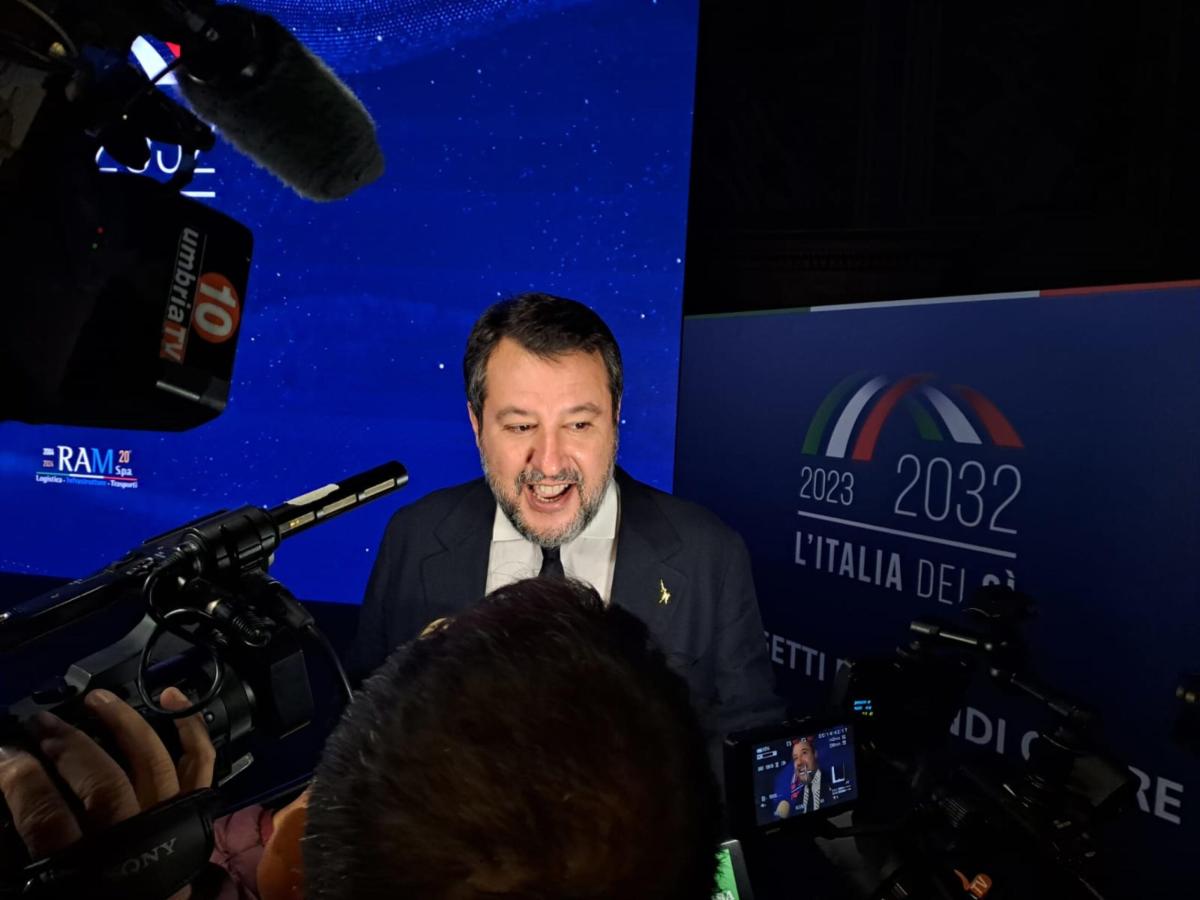 Caos treni, Salvini non ci sta: “Non pianto chiodi, mi occupo di trovare soldi”