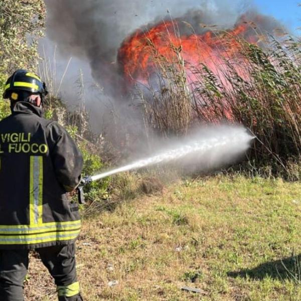 Incendio a Gubbio presso il Cimitero centrale domato dai Vigili del Fuoco