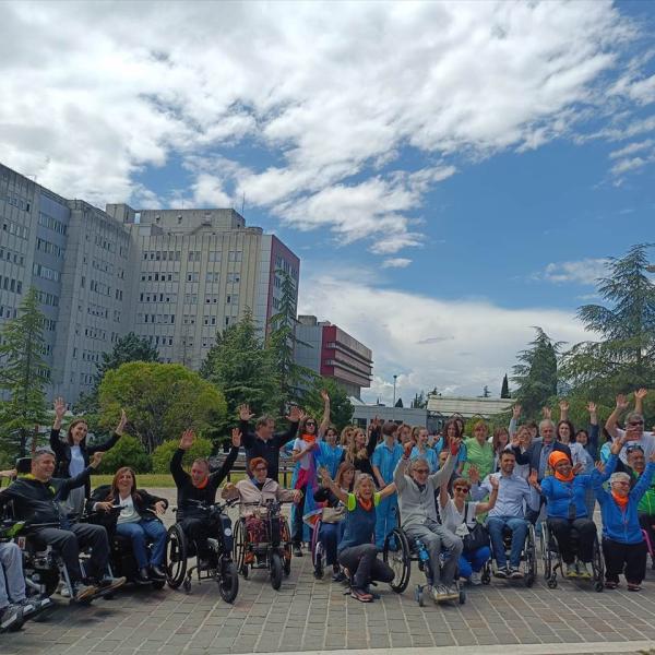 Sui passi di Francesco, in cammino per l’accessibilità e la pace: hanno fatto tappa all’Ospedale di Perugia i viaggiatori di Free Wheels