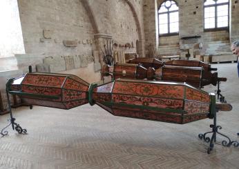 A Piazza Grande si conclude la discesa dei Ceri a Gubbio. I tre giri rituali intorno al pennone