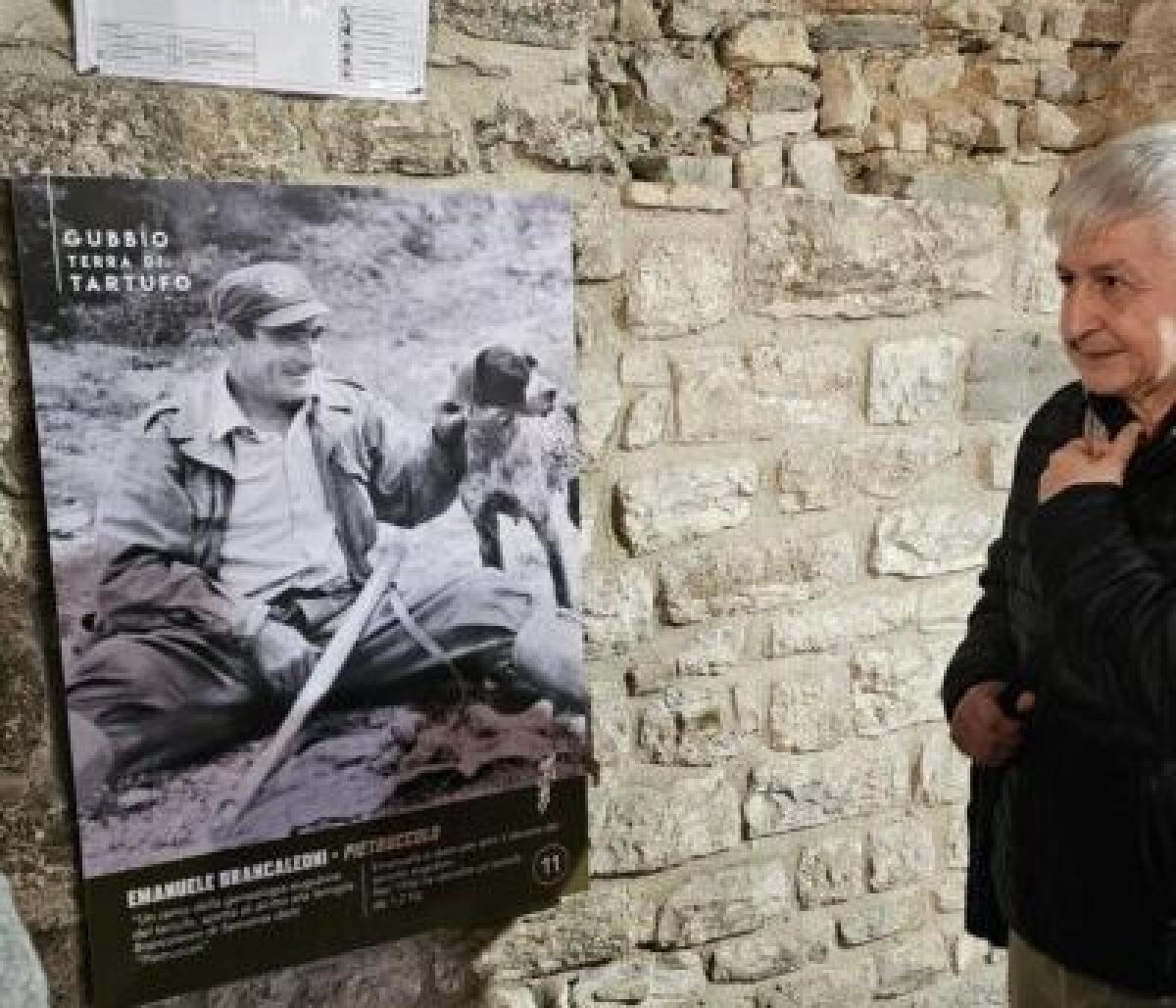 Inaugurata a Gubbio la mostra fotografica in bianco e nero sulla cerca e cava del tartufo