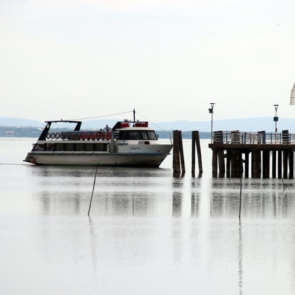 Motobarca Airone semiaffondata sul Trasimeno: fuoriuscita di gasolio