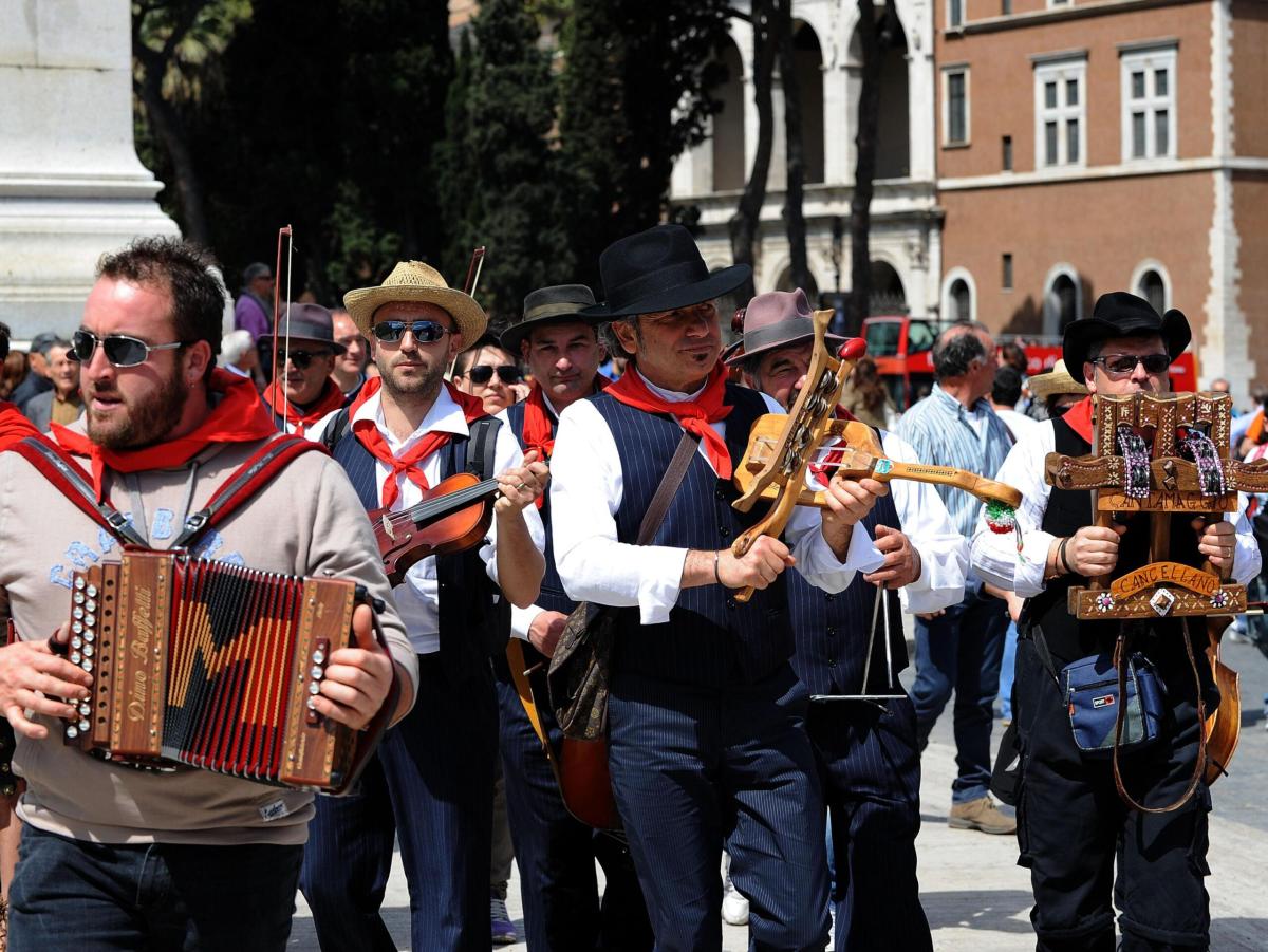 Anche quest’anno il Cantamaggio ha risuonato a Gubbio grazie alle compagnie di giovani “maggiaioli”