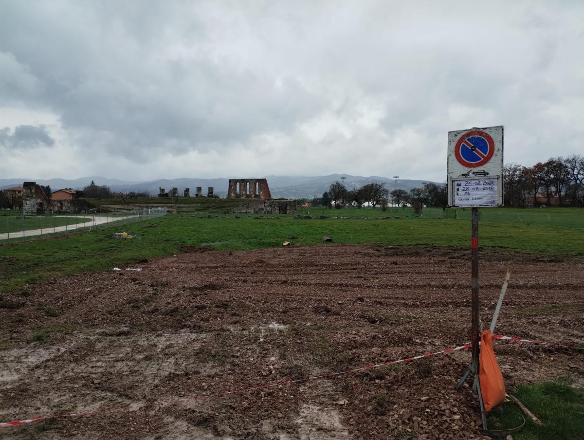 Area archeologica del Teatro Romano di Gubbio, meglio i cani dei turisti