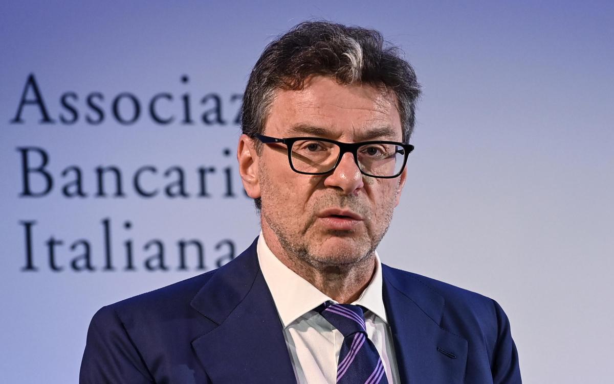 Autonomia, Giorgetti: “Le tasse resteranno invariate”. Ma in Umbria le opposizioni fanno battaglia