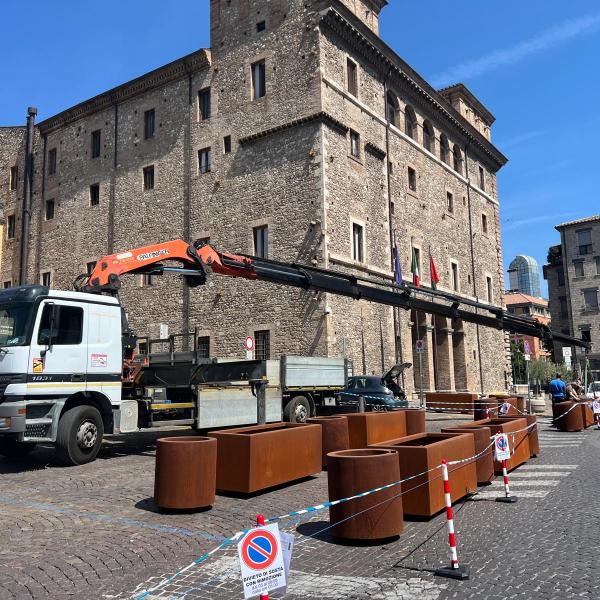 A Terni un corridoio d’acciaio per proteggere i pedoni davanti al Comune